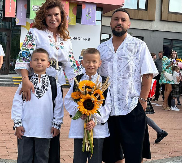 Дружина Монатіка замилувала мережу синами у надувних костюмах для Геловіна. ВІДЕО