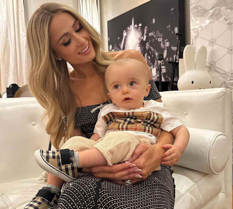 Хворі люди: Періс Хілтон відповіла на коментарі щодо форми і розміру голови її сина