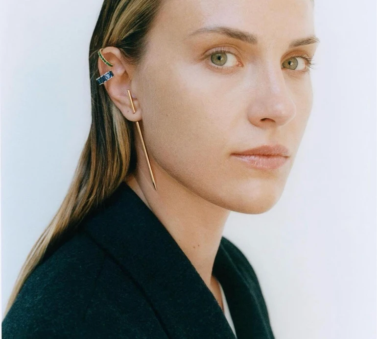 Харлан у панчохах та спідничці повернулася до життя на паркеті. Відео