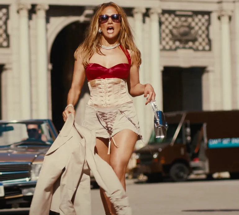 Багато голого тіла, пестощів і танців: українка зняла Лопес у сексі кліпі