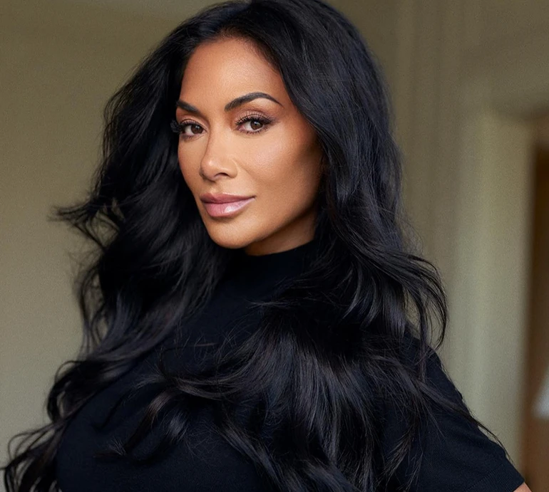 45-річна Шерзінгер без фільтрів і мейку показалася в руках візажистів