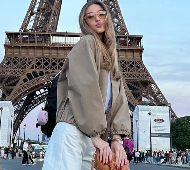 Ексдружина Тищенка у кежуалі показала шалений танець  з хлопцем на тлі Ейфелевої вежі