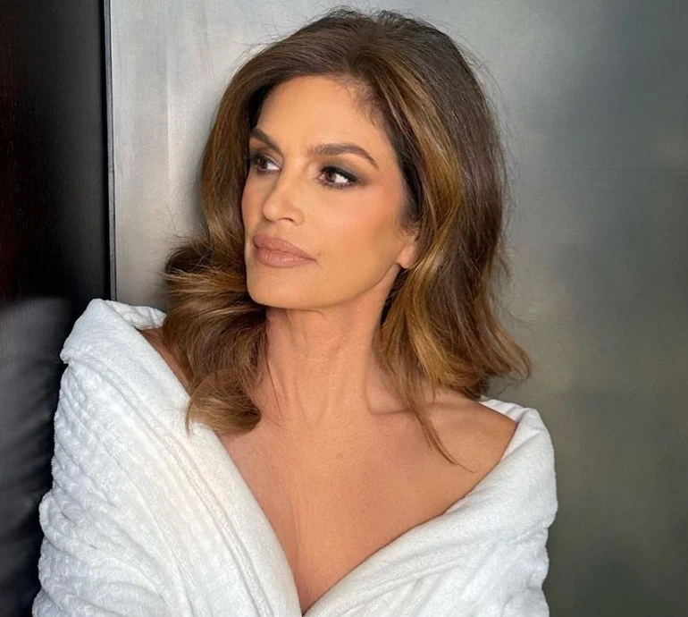 Возз'єдналася з красунями: Кроуфорд оголила плече на фото з Кемпбелл, Євангелістою і Тарлінгтон