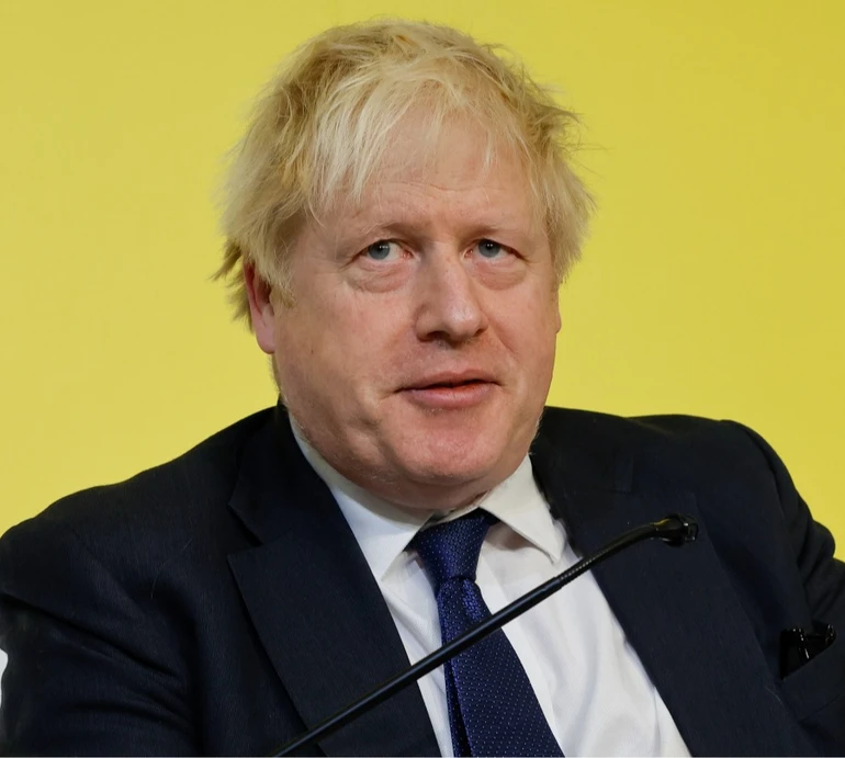 Борису Джонсону 60: британський експрем'єр цмокнув дружину в щічку для святкового фото