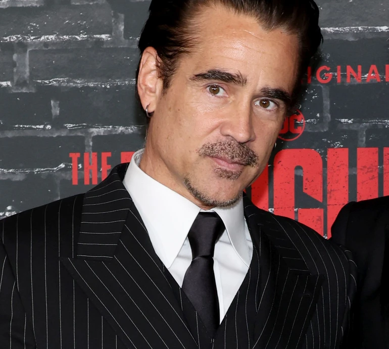 Коллін Фаррелл у стильних смужках попозував на хіднику з 14-річним сином у смокінгу. Фото