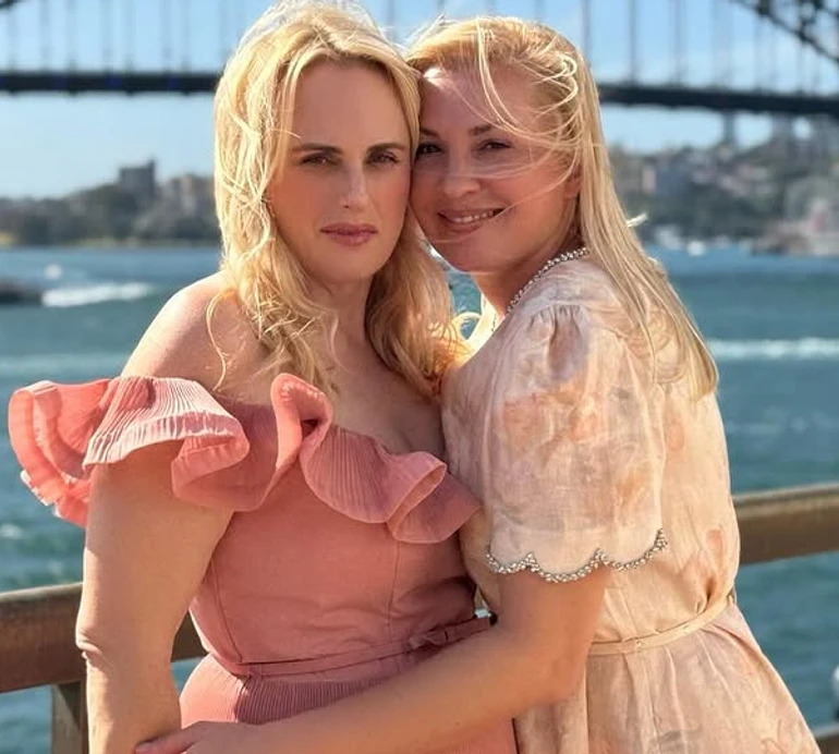 У романтичних платтях та перед 94-річною бабусею: Ребел Вілсон зіграла друге весілля з коханою