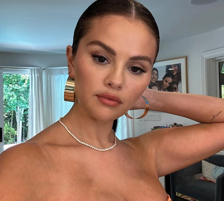 Робота, цілунки з коханим та домашній вайб: Селена Гомес поділилася фотоспогадами