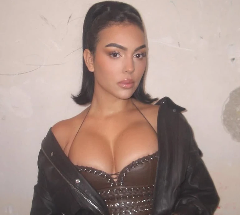 Наречена Роналду в обтислій сукні похвалилася нагородою коханого на Лізі націй. Фото