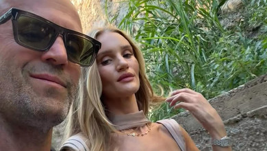 Суворий Джейсон і стримана Розі: Стейтем із нареченою наробили селфі на сімейному відпочину в Італії