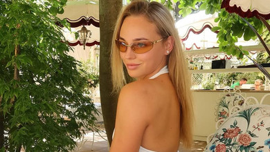 Білодід у плетеному міні та капелюсі від Багінського похвалилася засмаглими ногами на яхті у Каннах