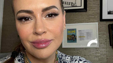 Я вільна: 52-річна Алісса Мілано оголосила про видалення грудних імплантів та показалася в лікарні. Фото