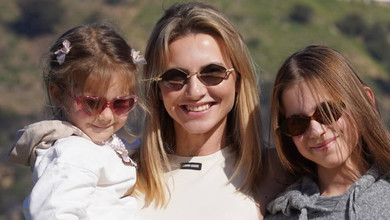 Юрушева з дочками попозували для сонячних кадрів на тлі Голлівудських пагорбів