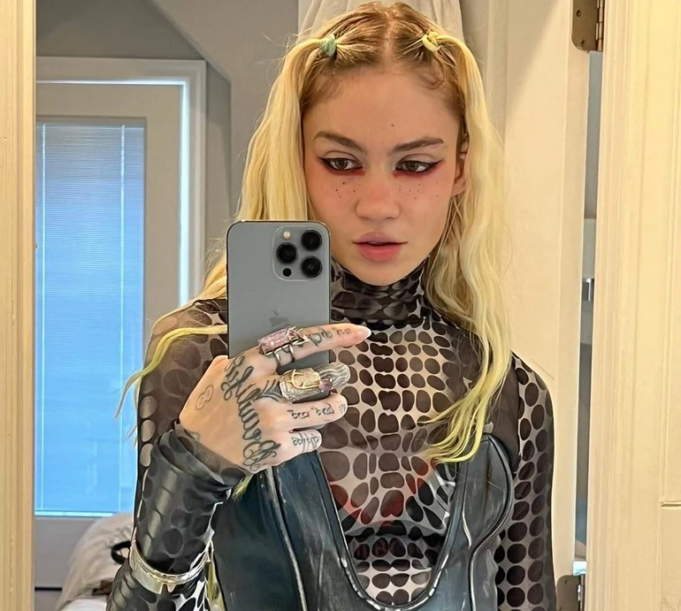 Це так тупо: Grimes заявила, що Ілон Маск, із яким у них троє дітей, її заблокував