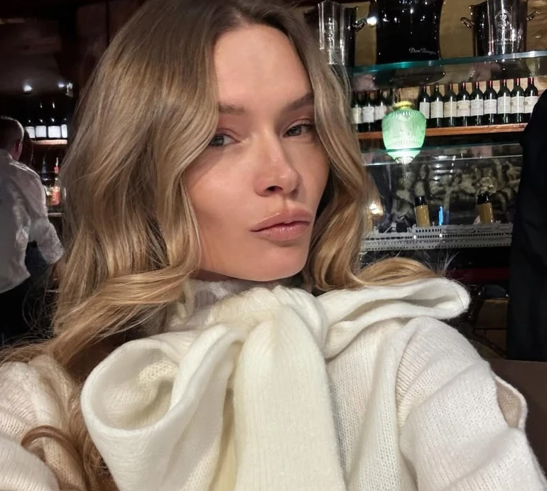 Модель Богдан без трусиків прикрилася рукавичкою на провокативному фото