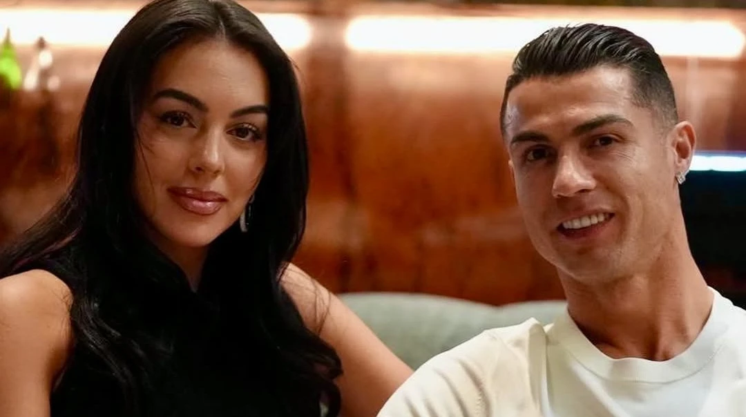 Ті, для кого я живу: Роналду показався з нареченою та усіма дітьми і віддав шану своєму батьку з нагоди свята