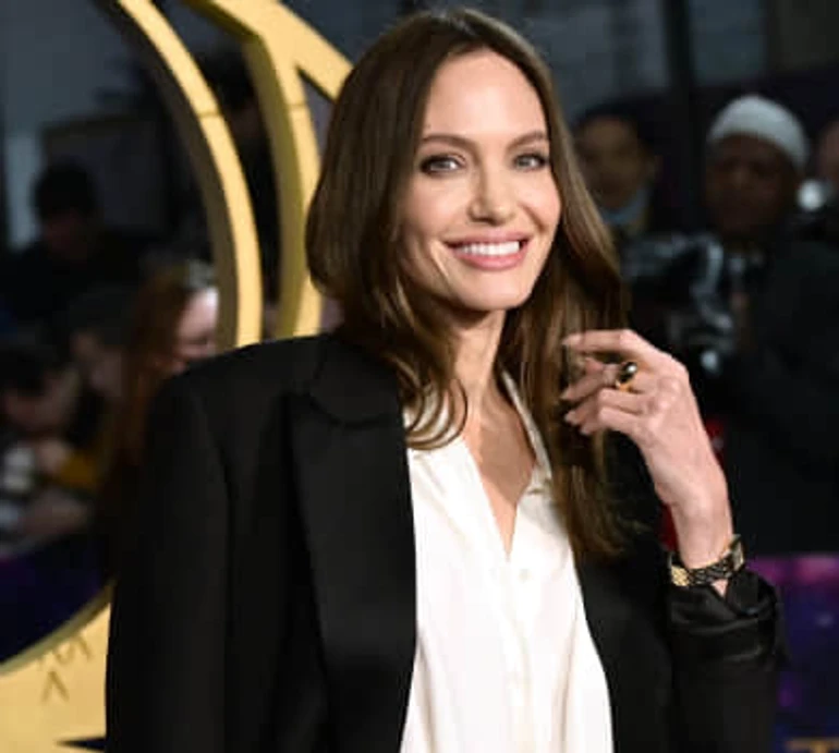 Джолі в чорному з мереживом показалася з сином у Нью-Йорку та найняла на роботу молодшу дочку