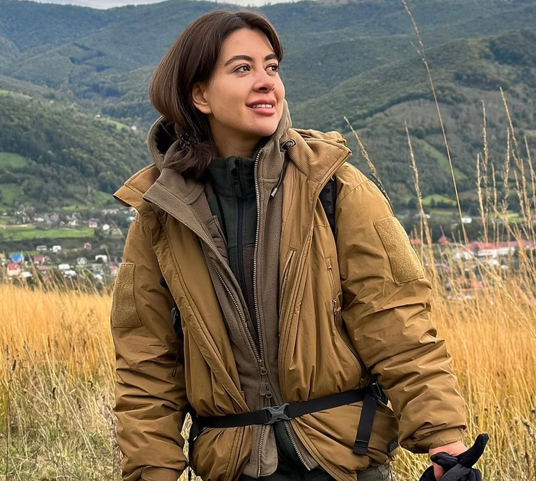 Було страшнувато: Раміна показала, як в Карпатах лізла на скелю під наглядом ЗСУ