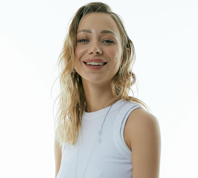 Репяхова за рік після пластичних операцій показала обличчя з різних ракурсів