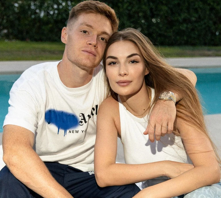 Циганков із дружиною ніжно привітали сина з першим днем народження. Фото