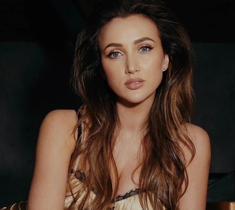 Нічого не допомагало: Різатдінова розказала, як лікувала акне, та показала обличчя під час загострення. Фото