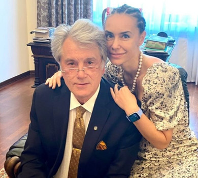 Ющенко привітав із 44-річчям свою справжню нагороду і показав, як вів її до школи