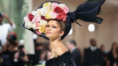 Капелюх-букет і пташка на плечі: Зендея на Met Gala 2024 підкорила двома яскравими фантазійними образами. Фото