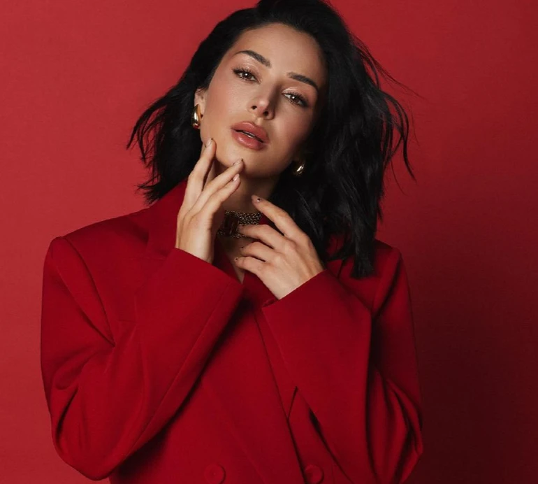 Огнєвіч у ночнушці з мереживним декольте заспівала про діамантове кохання. Відео