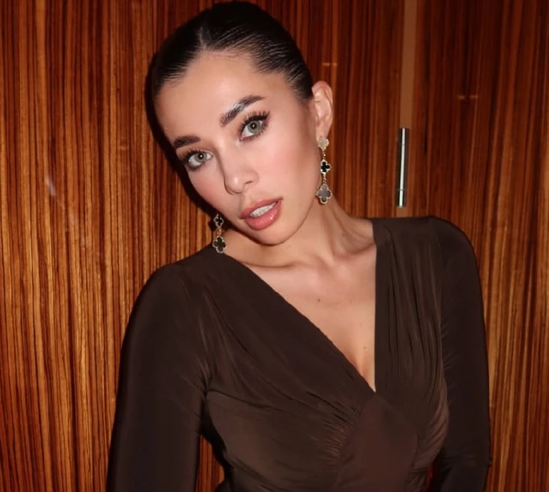 Останній день з чистою головою: Неплях у строкатому топі і міні посвітила тілом у Танзанії