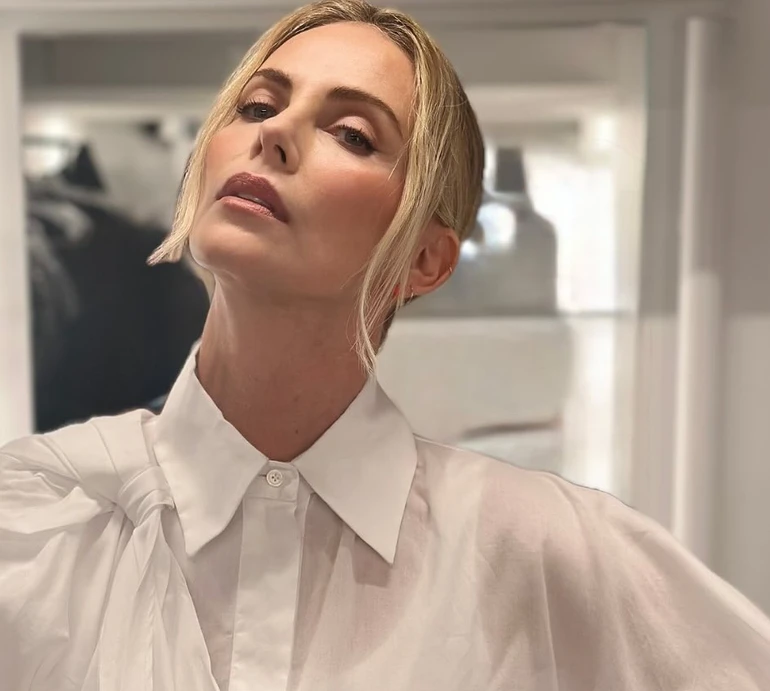 Шарліз Терон у сукні-сорочці оголила стрункі ноги та показалася з Умою Турман. Фото