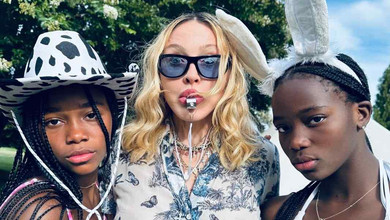 Лабубу-торт, футбол та веселощі в купальниках: Мадонна показала святкування 13-річчя прийомних доньок