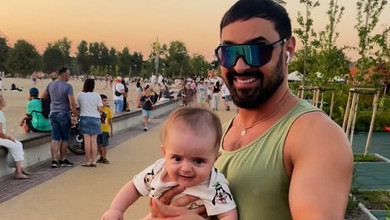 Швидко росте: Козловський в останній день літа показав сина на прогулянці зараз і рік тому