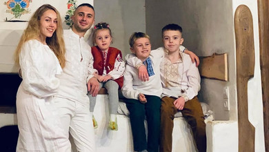 Тополі сімейним фото у вишиванках привітали своїх школярів і Україну з початком навчального року