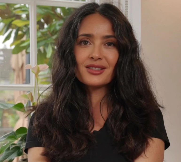 59 обертів навкруг сонця: Хаєк зустріла день народження грайливим фото в яскравому бікіні