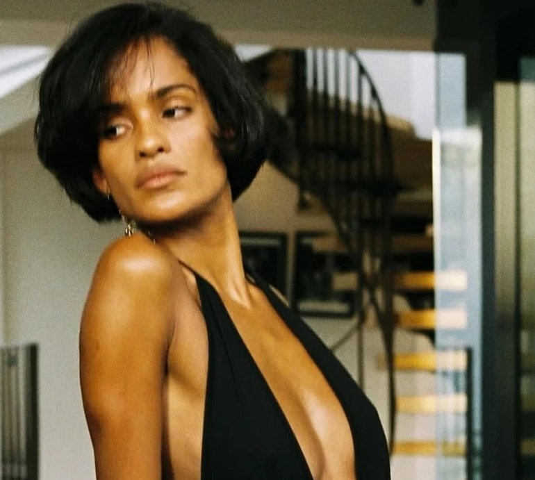 Кохана Касселя топлес і з цигаркою наробила кінематографічних фото