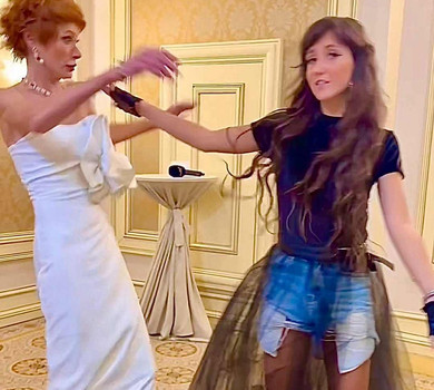 Питання є? Питань нема!: Лебідь у вечірньому максі влаштувала штовханину з виконавицею вірусного треку. Відео