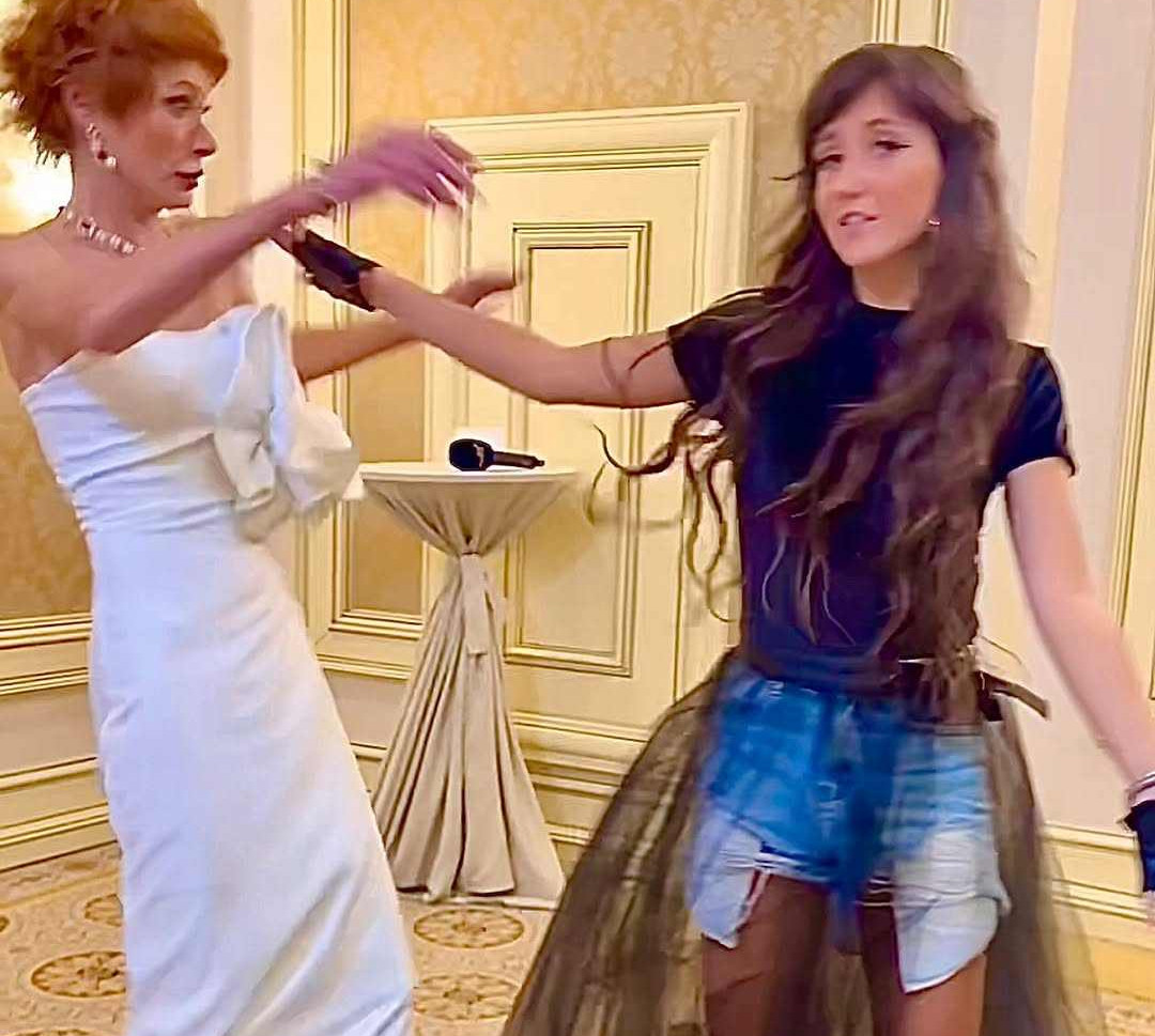 Питання є? Питань нема!: Лебідь у вечірньому максі влаштувала штовханину з виконавицею вірусного треку. Відео