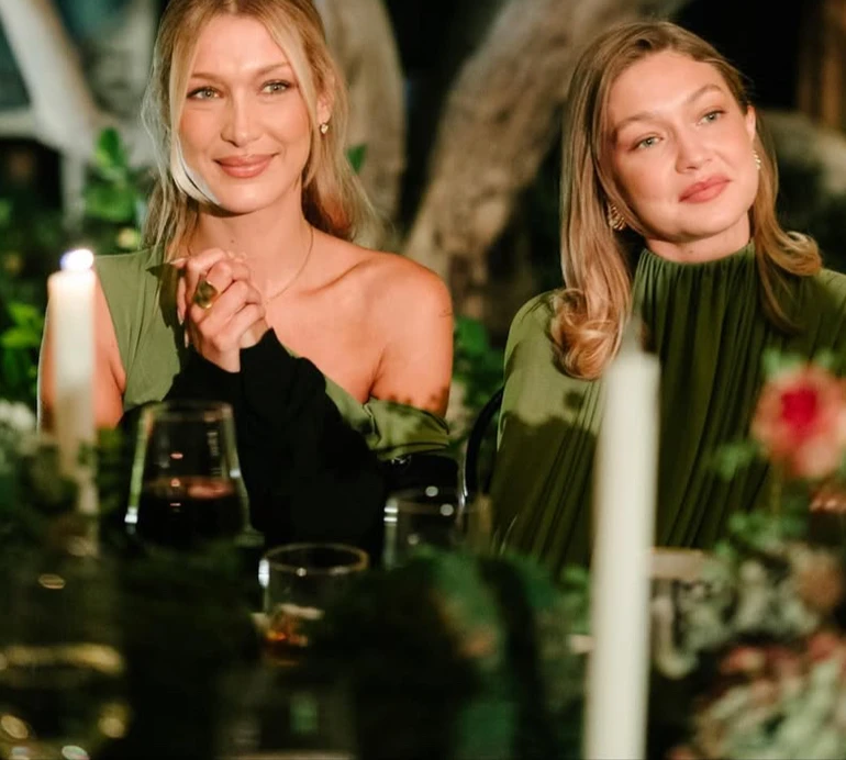 Джіджі в обтислому максі та Белла з глибоким декольте: Хадід в образах подружок нареченої видали старшу сестру заміж. Фото