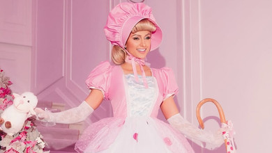 Сімейний Геловін: Періс Хілтон у рожевій сукенці пастушки попозувала з чоловіком та дітьми в образах популярних іграшок. Фото