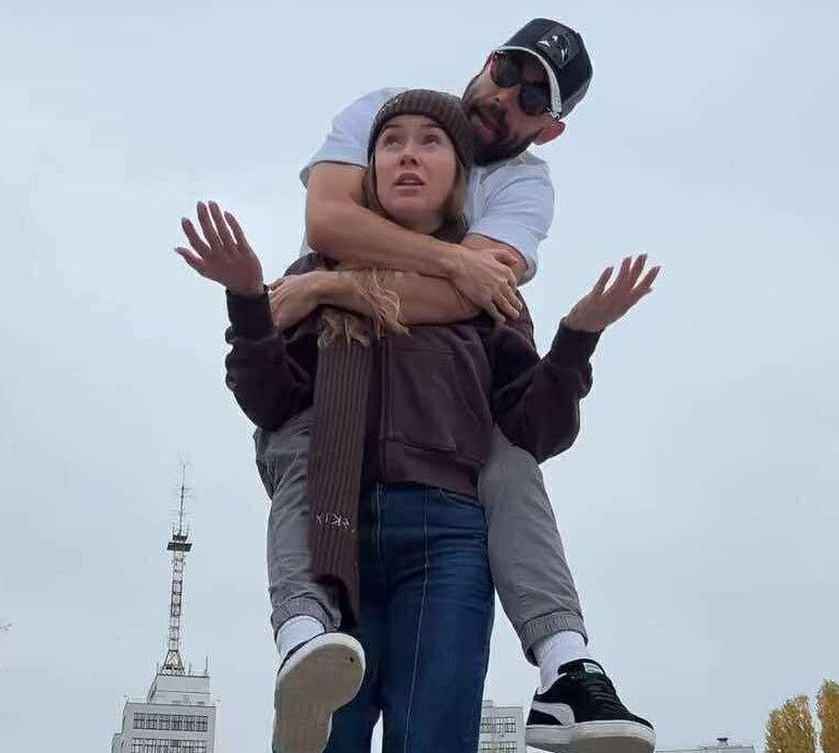 Тобі потрібні обійми: Бєдняков застрибнув на плечі Світоліної в кумедному відео