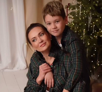 Саліванчук з синами в однакових піжамах подуркувала під ялинкою для святкового відео