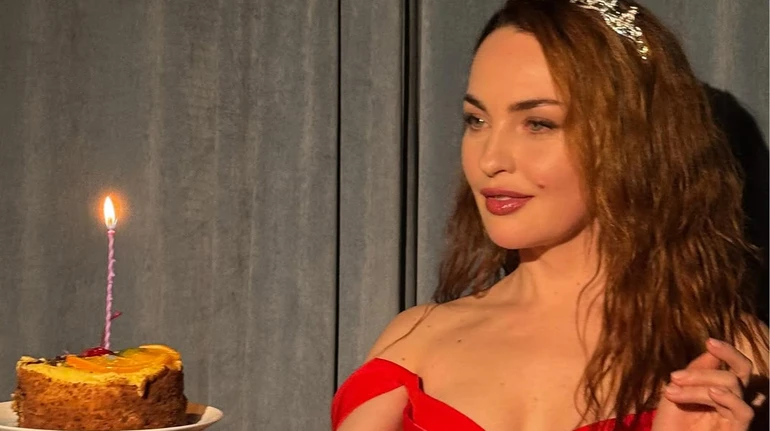 Допоможіть! Булітко з діадемою на голові кумедно привітала себе з 43-річчям