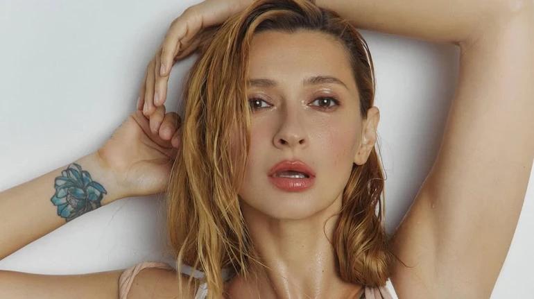 Tayanna у вологому топі та розстібнутих джинсах посвітила пресом на спекотних фото