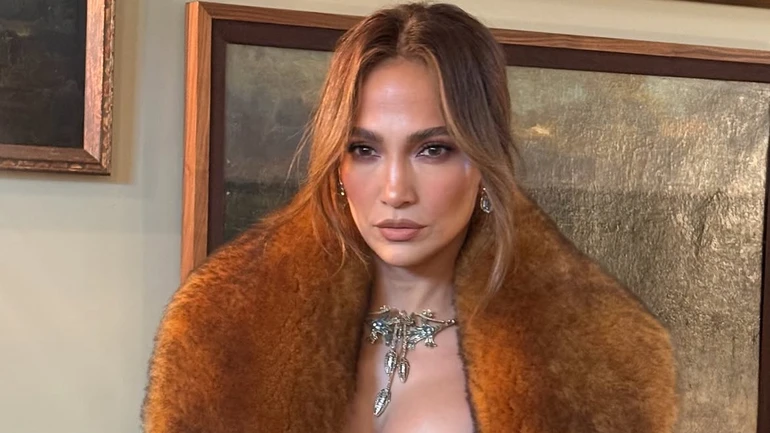 Бохо-шик та хутро: Лопес у розкішній накидці Dolce&Gabbana влаштувала фотосет на сходах
