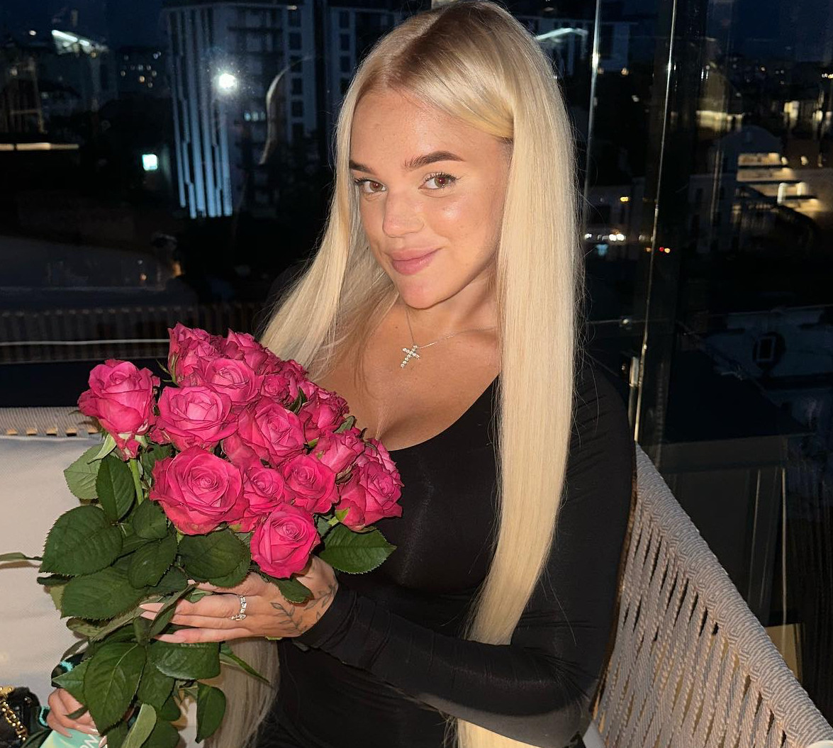 20-річна блогерка Верба оголосила про заручини та показала каблучку. ФОТО