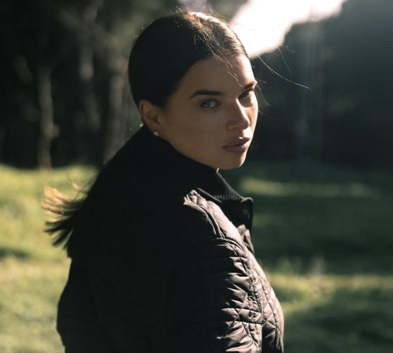 Дружина Усика у стьобаному міні та чоботах посвітила ногами біля мікробуса