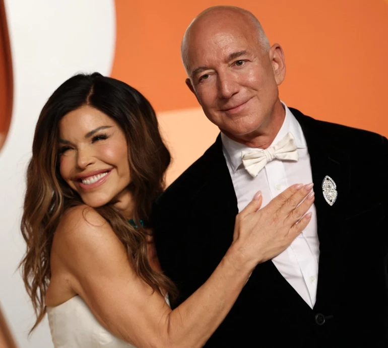 Весільні вайби в повітрі: чепурний Безос і його наречена в розкішній білій сукні з'явилися на вечірці. Фото