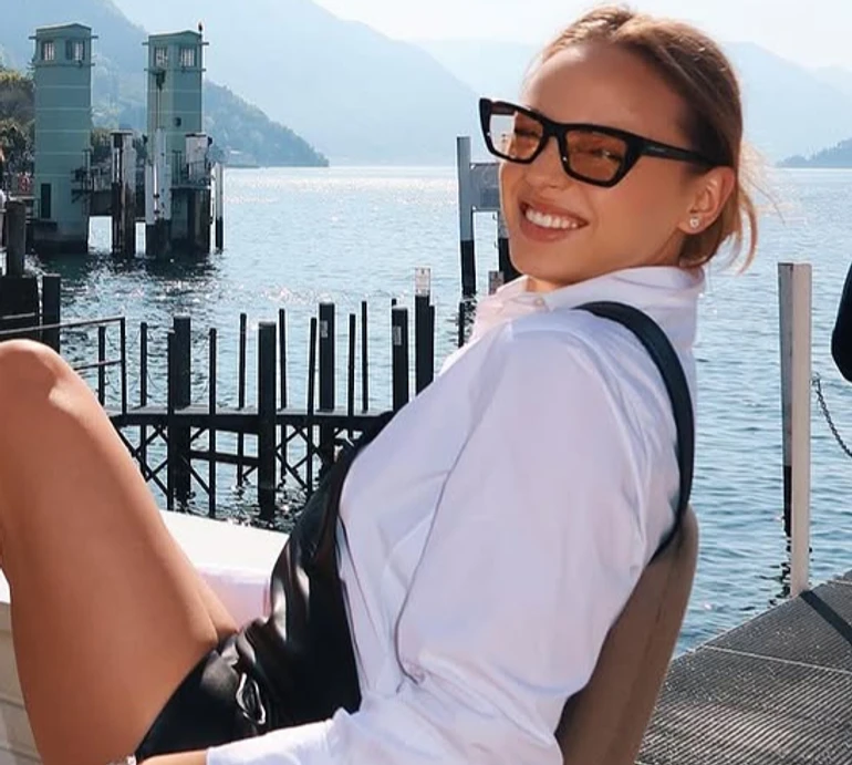 Життя прекрасне: Білодід у шкіряному міні грайливо попозувала на тлі італійських краєвидів. Фото