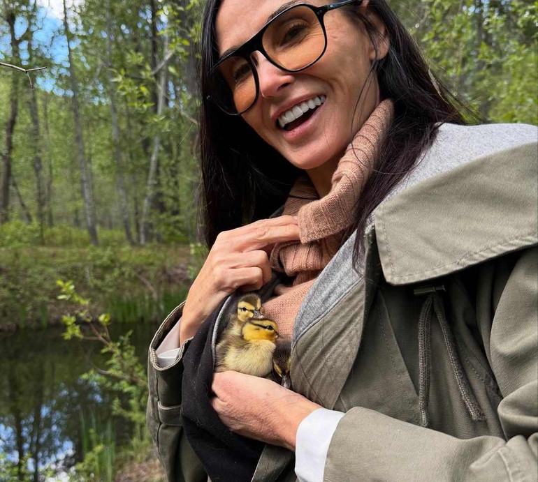 Нові друзі: Демі Мур показалася з дикими качками за пазухою і розповіла, що сталося