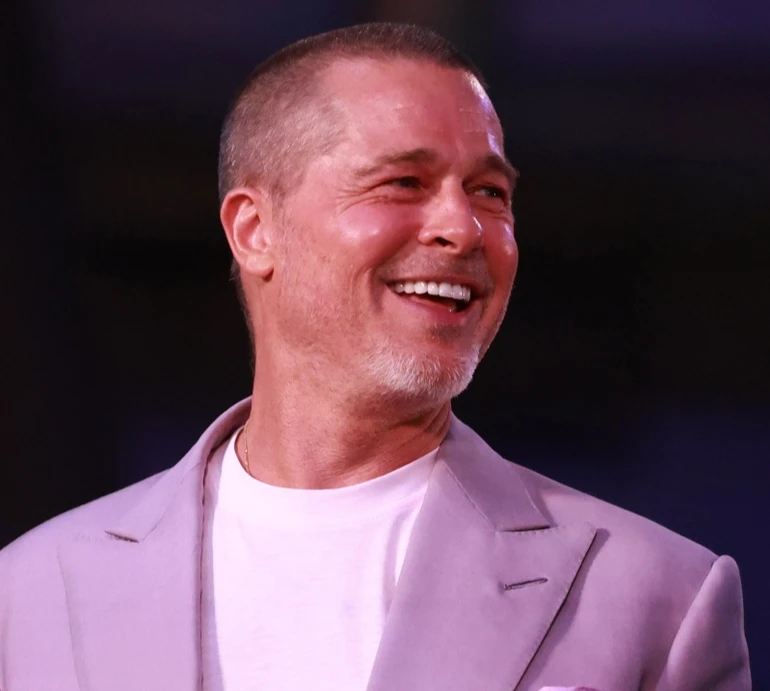 Життя закоротке для нудних кольорів: 61-річний Пітт на кіноівентах у Мексиці вигуляв рожевий та бузковий костюми. Фото