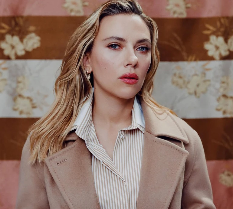 Йоханссон в елегантному міні попозувала на фотосеті за руку з актором Бріджертонів. Фото